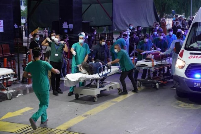 Ege Üniversitesi Tıp Fakültesi Hastanesinde, depremden etkilenen ve birçoğu enkaz altından kurtarma ekipleri tarafından yaralı olarak çıkarılan 160 kişi tedaviye alındı