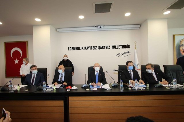 Toplantıda açılış konuşmasını yapan Bayraklı Belediye Başkanı Serdar Sandal da "Meclisimizde onaylanan plan notları, Büyükşehirimizde de onaylanıp, uygun fon desteği sağlandıktan sonra kentsel dönüşümle ilgili vatandaşlarımıza müjdeyi vereceğiz" dedi.