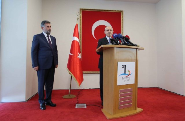 Cumhuriyet Halk Partisi Genel Başkanı Kemal Kılıçdaroğlu'nun programı sabah saatlerinde belediye başkanlarıyla yapılan değerlendirme toplantısıyla başladı, ardından depremzede ziyaretleriyle devam etti. Genel Başkan Kılıçdaroğlu, daha sonra Bayraklı Belediyesine geçti.Bayraklı Belediye Başkanı Serdar Sandal, CHP Bayraklı ilçe Başkanı Pınar Susmuş, CHP Bayraklı Gençlik Kolları Başkanı Tolga Perişan ilçe yönetimi ve partililer tarafından karşılanan Kılıçdaroğlu'nu Başkan Sandal, makam odasında ağırladı. Bayraklı Belediyesi Meclis Toplantı Salonu'nda depremde evlerini ve işlerini kaybeden apartman görevlileriyle bir araya gelen CHP Lideri Kılıçdaroğlu; CHP Genel Sekreteri Selin Sayek Böke, Genel Başkan Yardımcısı Seyit Torun, CHP İzmir İl Başkanı Deniz Yücel, İzmir Büyükşehir Belediye Başkanı Tunç Soyer ve Bayraklı Belediye Başkanı Serdar Sandal ile birlikte basın toplantısı düzenledi. Toplantıya Parti meclisi üyeleri ve ilçe belediye başkanları katıldı.