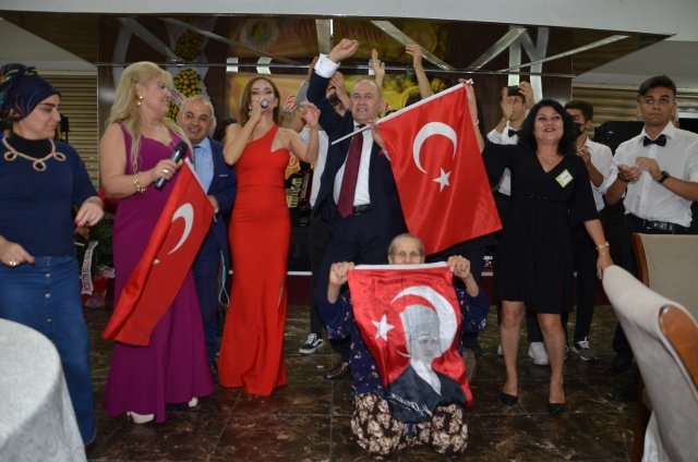 Manisa'nın komşu ili olan İzmir neredeyse, bir Manisa nüfusu kadar Manisalıyı barındırıyor sınırlarında. Bunlardan biri de ülkenin % 90 üzüm ihtiyacını karşılayan Manisa’nın üzüm cenneti Alaşehir ve yine onun bir zaman Kasabası olan, şimdilerde ise mahallesi Kemaliye köyü üzümleri ile nam salmıştır.