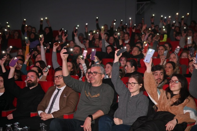 Kültür Merkezi Lale Salonu'undaki konserde, Göksel Doğançay, Anadolu Rock ve Türk müziğinin efsane isimlerinin unutulmaz şarkılarını seslendirdi. Büyük ilgi gören konserde, Doğançay’ın performansı dinleyicilerden tam not alırken özellikle çocukların sahneye çıkarak “Güzel Günler Göreceğiz” şarkısını söylemesi, geceye duygusal bir anlam kattı.