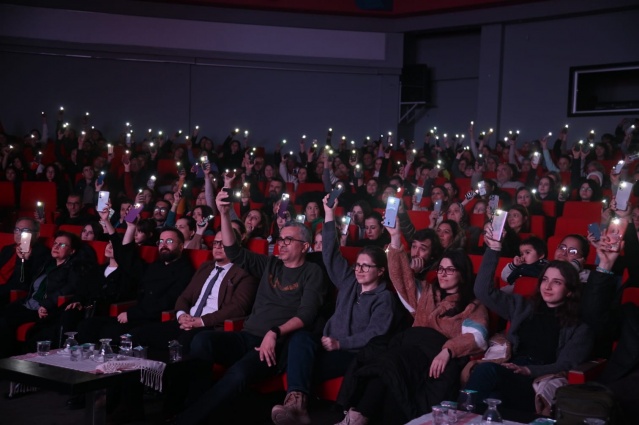 Manisa Esnaf ve Sanatkarlar Odaları Birliği Başkanı Hasan Geriter, Manisa Büyükşehir Belediyesi Kültür ve Sanat Şube Müdürü Okan Gündüz ve Basın Yayın Şube Müdürü Hasan Eryılmaz da konserde yer aldı.