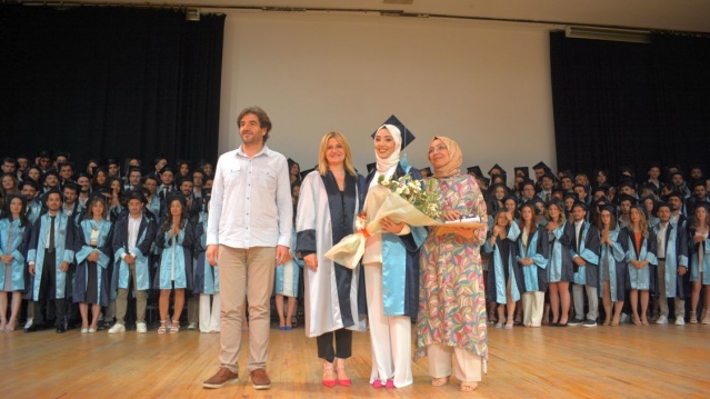 Ege Üniversitesi (EÜ) Diş Hekimliği Fakültesi, 2022-2023 Eğitim ve Öğretim Yılı mezunlarını sektöre uğurladı. EÜ Prof. Dr. Yusuf Vardar MÖTBE Kültür Merkezinde gerçekleşen mezuniyet törenine; Diş Hekimliği Fakültesi Dekanı Prof. Dr. Nazan Ersin, İzmir Dişhekimleri Odası Başkanı Deniz Çağında, fakülte yönetimi, akademisyenler, öğrenciler ve aileler katıldı.