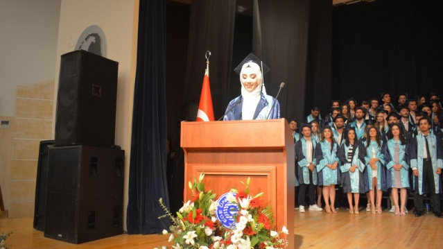 Konuşmasında genç meslektaşlarına seslenen Dekan Prof. Dr. Nazan Ersin “Sevgili öğrencilerim, sizlere meslek camiamıza hoş geldiniz demenin mutluluğunu ve gururunu yaşıyorum. Fakülte yönetimi olarak göreve başladığımız andan itibaren öğrencilerimizin mesleki becerilerini kazanabilmeleri için gerekli klinik donanımları sağladık ve çok büyük bir gayret içinde altyapı çalışmalarını tamamladık.  Bu süreçte bizlerden desteklerini esirgemeyen Rektörümüz Prof. Dr. Necdet Budak hocamıza, idari kadromuza ve hocalarımıza çok teşekkür ediyorum. Mesleğe adım attığınız şu andan itibaren kendinizi yetiştirmeye ve eğitmeye devam edin. Kongrelerimize, kurslara ve seminerlerimize katılın. Artık hastalarınıza, ülkemize hatta dünyaya karşı sorumluluklarınız olacak. Meslek hayatınızda kendinize her zaman bilim ve bilgiyi rehber alın. Cumhuriyetimize ve kazanımlarına sahip çıkın. Atatürk ilke ve inkılapları doğrultusunda etik ve ahlaki değerler ışığında ilerleyin” dedi.