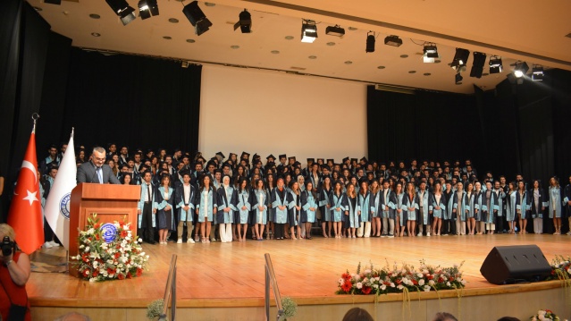 “Sizler geleceğin aydınlık yüzlerisiniz” 
İzmir Dişhekimleri Odası Başkanı Deniz Çağında, “Ege Üniversitesi Diş Hekimliği Fakültesi dinamik yapısı, yetkin akademik kadrosuyla ülkemizdeki en önemli diş hekimliği fakültelerinden birisidir. Ancak unutmamalısınız ki diş hekimliğinde eğitim hiçbir zaman bitmemektedir. Sizleri kendini yenileyen, geliştiren diş hekimleri olarak görmek en önemli temennimizdir. Giydiğiniz beyaz önlüğün sorumluluğunu daima hatırlayın. Çıtayı yükseltecek olanlar sizlersiniz, siz geleceğin aydınlık yüzlerisiniz. Ulu Önder Gazi Mustafa Kemal Atatürk’ün çizmiş olduğu bu yolda, onun ilke ve inkılaplarına bağlı kalarak ilerlemenizi temenni ediyor, hayatınız boyunca hepinize başarılar diliyorum” dedi.
