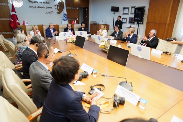 İlk ortak proje, Tarımın Silikon Vadisi İTTM’ye
İki üniversite arasında varılan mutabakat çerçevesinde ilk ortak proje için de somut adım atıldı. Ege Üniversitesi ve TUAT, İTB öncülüğünde kurulan ve “Tarımın Silikon Vadisi” olarak anılan İzmir Tarım Teknoloji Merkezi (İTTM) için bir ortak proje geliştirdi. Menemen ovasından başlayarak Ege Bölgesi’nde pamuk üretimini akıllı tarım teknolojileriyle sulamayı öngören proje için EÜ, TUAT ve İTB adına eş zamanlı olarak bir proje protokolü imzalandı. Protokole İTB adına Yönetim Kurulu Başkan Işınsu Kestelli, EÜ adına Rektör Prof. Dr. Necdet Budak ve TUAT adına Dekan Prof. Dr. Ryo Funada imza attı. İki üniversitenin İTTM bünyesinde hayata geçireceği projenin uygulama merkezi Uluslararası Tarımsal Araştırma ve Eğitim Merkezi (UTAEM) olacak.