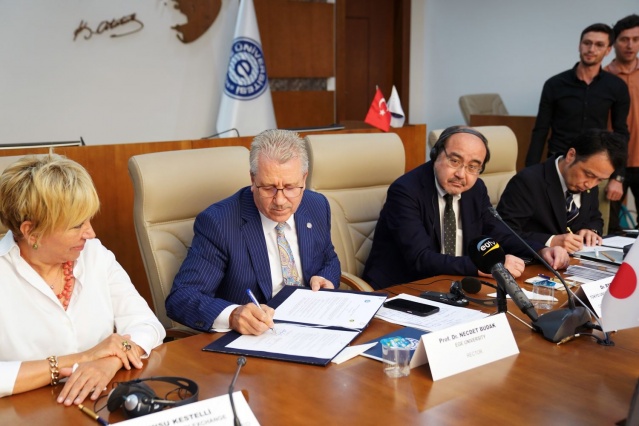 *İki üniversite, akademik işbirliği ve akıllı tarım teknolojileri konusunda ortak proje geliştirecek. Güç birliğinin ilk somut projesi olarak, İzmir Tarım Teknoloji Merkezi (İTTM) bünyesinde Ege pamuğunda akıllı sulama teknikleri geliştirilecek.

*Rektör Prof. Dr. Budak, “Paydaşlarımızla etkili işbirlikleri kurarak daha güçlü adımlar atacağımızın bilincindeyiz. Ulusal ve uluslararası alanda başarılı konumumuzu sürdürmek için her türlü yatırım ve iş birliğine büyük önem veriyoruz” dedi.