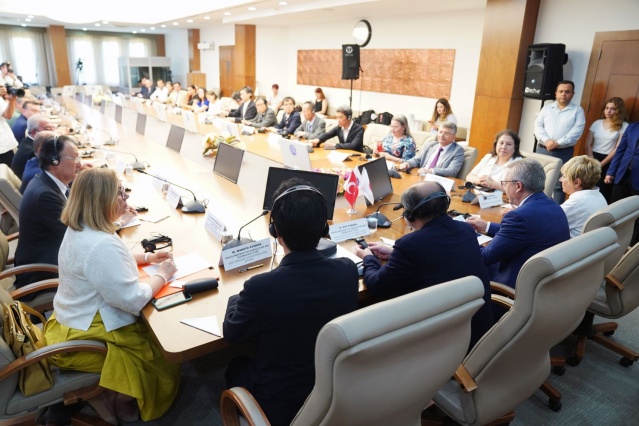 Ege Üniversitesinin güçlü bir akademik potansiyele sahip olduğunu söyleyen Rektör Prof. Dr. Necdet Budak, “Kalitesi tescillenmiş ve tam akredite bir araştırma üniversitesi olan Ege Üniversitesi, öğrenci odaklı yaklaşımıyla bilim ve eğitim alanında ülkemize değer katıyor. Ayrıca, uluslararası bağlantıları ve küresel işbirlikleriyle dijitalleşme ve uluslararasılaşma konularında örnek uygulamalara sahip olan üniversitemiz, uluslararası standartlarda eğitim fırsatları sunuyor. Ege Üniversitesi, toplumla yakın ilişkiler kurarak sinerji oluşturan ve değişim ile dönüşümün öncüsü olmayı hedefleyen bir kurum. Üniversitemiz, yüksek kalite standartlarını sağlamak için eğitim ve sağlık hizmetlerine önem verirken aynı zamanda bölge ekonomisinin ihtiyaçlarına uygun olarak geliştirilen bilgi ve teknolojiyi sektörlerle buluşturmayı amaçlıyor. Bu hedeflerimize ulaşmak için paydaşlarımızla etkili işbirlikleri kurarak daha güçlü adımlar atacağımızın bilincindeyiz. Ulusal ve uluslararası alanda başarılı konumumuzu sürdürmek için her türlü yatırım ve iş birliğine büyük önem veriyoruz. İmzaladığımız protokoller bu anlamda büyük değer taşıyor” dedi.