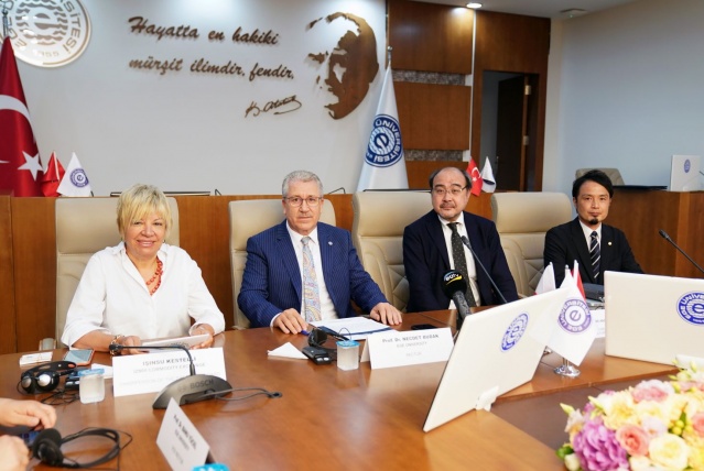 Ege Üniversitesi Rektörlük binasında Rektör Prof. Dr. Necdet Budak ile Tokyo Tarım ve Teknoloji Üniversitesi Ziraat Fakültesi Dekanı Prof. Dr. Ryo Funada’nın imzaladığı protokol için düzenlenen törene Dışişleri Bakanlığı İzmir Temsilcisi Naciye Gökçen Kaya, İzmir Ticaret Borsası (İTB) Yönetim Kurulu Başkanı ve TOBB Yönetim Kurulu Üyesi Işınsu Kestelli ve Japonya Büyükelçiliği Misyon Şefi Yardımcısı Takero Aoyama ve çok sayıda davetli katıldı.