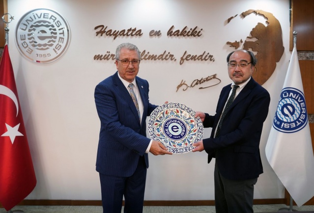 Ege Üniversitesi (EÜ) ile Japon Tokyo Tarım ve Teknoloji Üniversitesi (TUAT), başta akademik olmak üzere, tarım alanında güçlü işbirliğini öngören bir anlaşmaya imza attı. İki üniversite arasındaki işbirliği protokolü, İzmir’de, Ege Üniversitesinde, Türk ve Japon yetkililerin şahitliğinde imzalandı. İşbirliği protokolü ile iki üniversite karşılıklı akademik etkileşimde bulunmak ve akıllı tarım ve tarımda yeşil teknolojiler alanında ortak araştırma projelerini teşvik etmek üzere mutabakat sağladı.