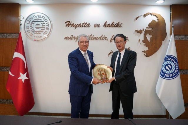 *Ege Üniversitesinin ülkemiz tarımına akademik destek vermede çok değerli bir kurum olduğunu ifade eden İTB Yönetim Kurulu Başkanı Işınsu Kestelli, “Tokyo Tarım ve Teknoloji Üniversitesi gibi güçlü kurumlara sahip Japonya’nın tarımsal teknolojiler konusunda çok önemli bir birikimi var. Bu işbirliği, İTTM’nin ruhuna çok uygun” diye konuştu.

*TUAT Tarım Fakültesi Dekanı Dr. Ryo Funada ise, Ege Üniversitesi ile karşılıklı öğrenci ve öğretim üyesi transferinin fayda yaratacağını belirterek, “Son dönemde çok ilerlediğimiz tarım teknolojilerinde, Türkiye’nin büyük tarım potansiyeline katkı vermeye hazırız” dedi.