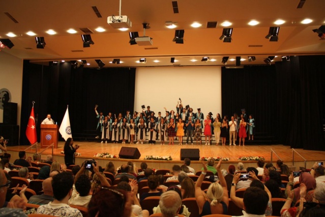 “Tüm bölümleriyle akredite bir fakültenin mezunlarısınız”

Öğrencilere seslenen Dekan Prof. Dr. Bilgehan Gültekin, “Öğrenci odaklı bir felsefeyi benimseyen, tam akredite bir araştırma üniversitesinden mezun oluyorsunuz. Ayrıca, fakültemiz de tüm bölümleriyle akredite bir fakülte. Atatürk ilke ve inkılapları ışığında, milli kültürümüze ve değerlerimize sahip çıkarak, teknolojiyi ve dijital dönüşümü de yakından takip ederek sektöre adınızı altın harflerle yazacaksınız” diye konuştu.
