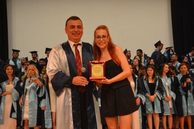 Prof. Dr. Ersan, “Sevgili aileler, gözünüz gibi bakıp büyüttüğünüz çocuklarınız bugün sizlere en güzel hediyeyi veriyor. Meslek sahibi birer birey olarak hem kurumsal hem de bölüm olarak akredite olmuş bir üniversiteden, Egeli olmanın ayrıcalığı ile mezun oluyorlar. Çocukların başarılarında sizlerin de büyük emekleri ve fedakârlıkları bulunuyor. Bu sebeple sizleri tebrik ediyorum. Gençlerimiz de öğrenci olmanın sorumluluğunu yerine getirdiler. Bundan sonra onları daha büyük sorumluluklar bekliyor. Hepinize hayatınız boyunca başarılar diliyorum” diye konuştu.