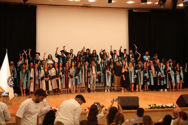 “Burada aldığımız eğitimle sektörde güzel işler yapacağız”

İletişim Fakültesi dönem birincisi Gazetecilik Bölümü öğrencisi Eslem Türkoğlu  “Üniversiteye ilk başladığımız günü, girdiğimiz ilk dersi hatırlıyorum da sanki o günden bugüne 4 sene değil çok daha kısa bir zaman geçmiş gibi. Maalesef,  ülkemizde ve dünyada yaşanan talihsiz olaylardan ötürü 4 senelik eğitimin nerdeyse yarısını kampüs yerine evde geçiren bir nesil olduk. Keşke daha fazla arkadaşlarımızla, hocalarımızla kampüste vakit geçirme imkanımız olsaydı diyorum. Ben, üniversite tercihinde bulunurken yaşadığım şehir dışında bir üniversiteyi tercih ettim. İzmir’e gelmek benim için yeni bir hayata ilk adımı atmaktı. Yeni bir şehir, yeni bir okul, yeni hocalar, yeni arkadaşlar tanıdım. İyi ki de cesaret edip o adımı atmışım diyorum. İyi ki benim gibi birçok arkadaşım bu adımı atmış. Ne kadar zor bir 4 yıl geçirmiş olsak da gerek hayat konusunda gerek mesleğimiz konusunda çok şey öğrendik. Sektöre biz mezunlarla birlikte yenileri ekleniyor. Eminim ki hangi işi yaparsak yapalım burada aldığımız eğitim ve kendimizi 4 senede olabildiğince geliştirmemizle çok güzel işler yapacağız. Kendim ve arkadaşlarım adına bu öğrenme yolculuğunda katkısı olan tüm hocalarımıza teşekkür ediyorum” diye konuştu.