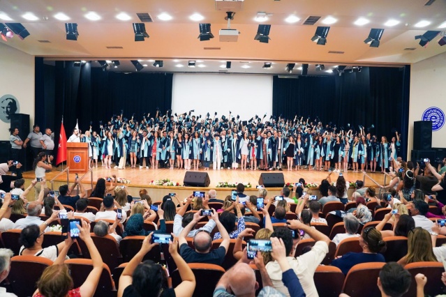 Ailelere teşekkür eden Prof. Dr. Gültekin, “Büyük bir özveri, emek ve alın teri ile çocuklarınızı yetiştirdiniz. Sizlere ne kadar teşekkür etsek azdır. Eminim ki bu gün mezun olan öğrencilerimizi medya sektöründe çok iyi yerlerde göreceğiz. Onlar, fakültemizin medar-ı iftiharı olacaklar. Hepsine güvenimiz tamdır. Bizler de mezun olduktan sonra onların arkasında durmaya devam edeceğiz. Hepinize en içten saygı ve sevgilerimi sunuyorum” dedi.
