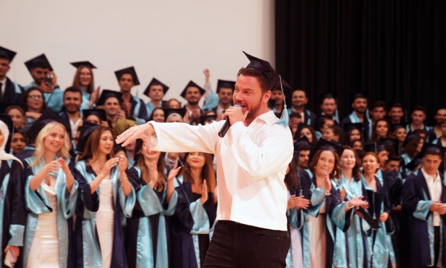 Ege Üniversitesi İletişim Fakültesinin 2022- 2023 Eğitim Öğretim Dönemi Mezuniyet Töreninde, Sinan Akçıl ile Dicle Olcay sahne alarak öğrencilere unutulmaz anlar yaşattılar. Sanatçılar, genç iletişimciler ile birlikte sevilen şarkılarını söylediler.