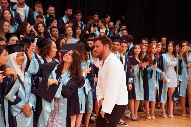 Töreninin açılış konuşmasını gerçekleştiren Prof. Dr. Mehmet Ersan, Başarılı bir akademik yılı geride bıraktıklarını ifade eden Prof. Dr. Ersan, “Dünyayı etkileyen pek çok olumsuzluk ve ülkemizde yaşanan deprem felaketine rağmen, yine sanattan spora tıptan sanayiye, edebiyattan sağlığa birçok alanda önemli başarılara imza attığımız çok verimli bir yılı geride bıraktık. Rektörümüz Prof. Dr. Sayın Necdet Budak’ın, öğrenci odaklılık, eğitim-öğretimde kalite ve araştırma üniversitesi olma hedeflerine ulaşmış, dijitalleşme ve uluslararasılaşma hedeflerine ise emin ve sağlam adımlarla yürümektedir. Üniversitemizin başarısında ve her türlü faaliyetinde emeği ve katkısı olan bütün personelimize şahsım ve Ege Üniversitesi adına bir kez daha teşekkür ediyorum” dedi.