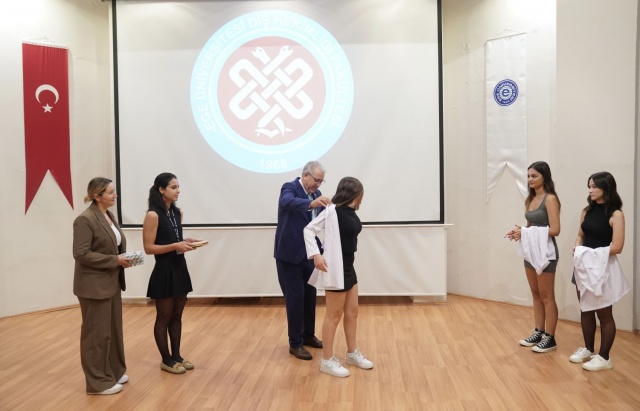 Genç diş hekimi adayları önlüklerini giydi
EÜ Diş Hekimliği Fakültesinde de beyaz önlük giyme heyecanı yaşandı. Bilim Sanat Amfisinde gerçekleştirilen önlük giyme törenine katılan Rektör Prof. Dr. Necdet Budak, “Üniversitemizin dördüncü fakültesi olarak kurulan Diş Hekimliği Fakültemiz, kuruluşundan bu yana yetkin akademik kadrosunun bilimsel çalışmaları, ağız ve diş sağlığı alanına kazandırdığı nitelikli mezunlarıyla daima öncü ve örnek bir konumda olmuştur. Eğitim, sağlık ve araştırma potansiyelini sürekli geliştiren fakültemiz bugün, hem güçlü bir akademik geleneğin temsilcisi hem de on binlerce hastanın şifa bulduğu bir merkez konumundadır” dedi.