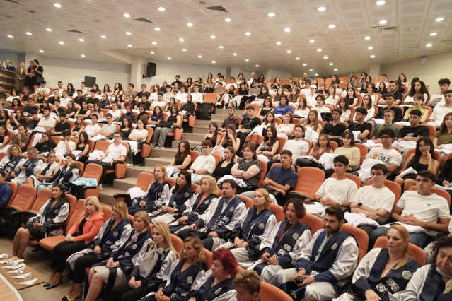 Genç diş hekimi adaylarına seslenen Prof. Dr. Budak, “Bugün, giydiğiniz beyaz önlüklerinizle mesleğinize ilk adımı atıyorsunuz. Bundan böyle temel gayeniz, mesleğinizin kutsallığını yansıtan bu önlüğü gururla taşımak olmalıdır. Kariyer basamaklarınızı çıkarken ihtiyaç duyduğunuz tüm olanaklara sahip,  uluslararası sıralamada ilk 200’de olan A Plus bir fakültede eğitim alacağınız için çok şanslısınız. Fakültemizin en gelişmiş cihazlarla donatılmış klinikleri, yetkin akademik kadrosu, uluslararası bağlantıları ve alanındaki öncü konumu sizler için büyük bir fırsat niteliğinde. Bu imkanları iyi değerlendirdiğiniz takdirde, ileride adından gururla söz edeceğimiz diş hekimleri olacağınıza yürekten inanıyorum. Hepinize başarılı ve mutlu bir akademik yıl diliyorum. Umutlarımız hiç eksilmesin, yolumuz hep aydınlık ve açık olsun” dedi.