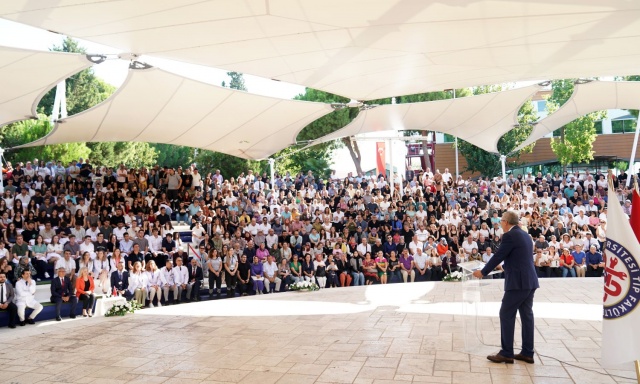 -Tıp Fakültesi 55. Yıl Şölen Alanında gerçekleştirilen beyaz önlük giydirme töreninde konuşan Rektör Prof. Dr. Necdet Budak, “1955 yılında Üniversitemizin kurulan ilk iki fakültesinden biri olan Tıp Fakültemiz, ulusal ve uluslararası arenada pek çok ilki literatüre kazandırmıştır. Fakültemiz, hem nitelikli eğitim verilmekte de hem de kaliteli sağlık hizmeti sunulmaktadır.  Sunduğu hizmetle bölgenin ve ülkenin en önemli hastanelerinden biri olan Ege Üniversitesi Hastanesini hak ettiği yere taşımak için sürdürdüğümüz çalışmalar neticesinde Hastanemiz A Plus hastane konumundadır” dedi.