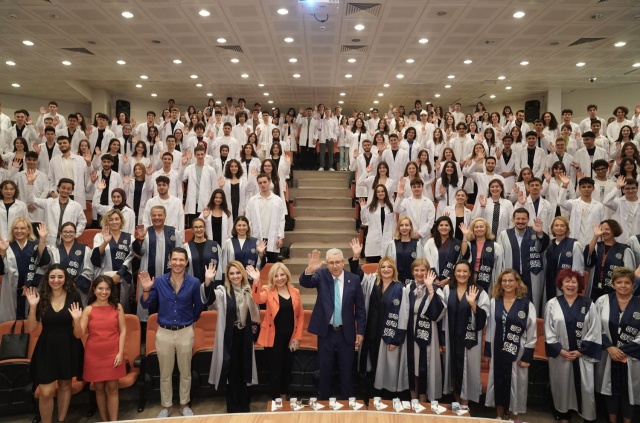 Törene; EÜ Rektör Yardımcısı Prof. Dr. İlkin Şengün, Tıp Fakültesi Dekanı Prof. Dr. Devrim Bozkurt, fakülte ve hastane üst yönetimi, akademisyenler, öğrenciler ve aileleri katıldı.