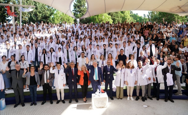 Törene; EÜ Rektör Yardımcısı Prof. Dr. İlkin Şengün,  Diş Hekimliği Fakültesi Dekanı Prof. Dr. Nazan Ersin, Fakülte yönetimi, akademisyenler, öğrenciler ve aileleri katıldı.