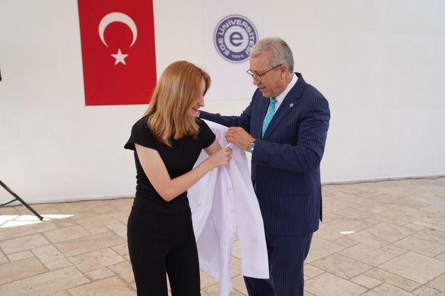 Ege Üniversitesinin genç sağlık çalışanı adayları, uyum haftası kapsamında beyaz önlüklerini giyerek mesleğe ilk adımlarını attılar. EÜ Tıp Fakültesi ve Diş Hekimliği Fakültesi öğrencilerinin beyaz önlük giyme törenlerinde Rektör Prof. Dr. Necdet Budak da öğrencilerin heyecanına ortak oldu. Rektör Prof. Dr. Budak, öğrencilere beyaz önlüklerini bizzat giydirdi.