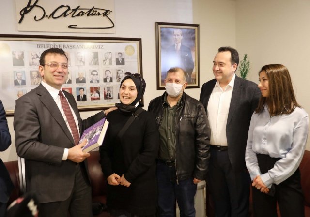 Başkan Ekrem İmamoğlu ve eşi Dilek İmamoğlu’nu Akhisar’da,  Belediye Başkanı Besim Dutlulu, eşi Özge Dutlulu ve Cumhuriyet Halk Partisi İlçe Başkanı Umut Çavuş, Kadın Kolları Başkanı Fatma Celebci, Gençlik Kolları Başkanı Tolunay Akalın ile belediye meclis üyeleri karşıladı. İlk olarak Başkan Besim Dutlulu’nun makamında bir araya gelen iki başkan kısa süreliğine sohbet etti. İstanbul Büyükşehir Belediye Başkanı Ekrem İmamoğlu, ilerleyen süreçte Akhisar Belediyesi ile iş odaklı buluşmalarının devam edeceğini belirtti