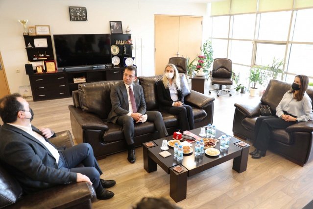 Başkan Ekrem İmamoğlu, yaptığı açıklamada şu ifadelere yer verdi:  “Bugün kısa süreli sohbet için başkanımız makamında buluştuk. İnşallah ileride daha iş odaklı buluşmalarımız olacak. Akhisar, Manisa’mızın önemli bir ilçesi ve Besim başkanımız burada başarılı bir seçim süreci yaşadı. Umarım sadece Akhisar’da değil diğer ilçelerin de yanında olacağız; bolca başarılar diliyorum. Başkanımıza, değerli eşine ve ilçe teşkilatımıza bizleri karşıladıkları için çok teşekkür ediyorum.”