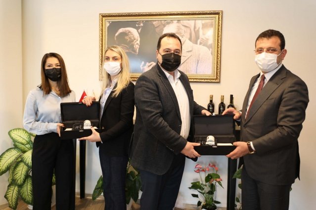 Ekrem İmamoğlu’ndan, Başkan Besim Dutlulu’ya sürpriz ziyaret
İstanbul Büyükşehir Belediye Başkanı Ekrem İmamoğlu ve eşi Dilek İmamoğlu, Akhisar Belediye Başkanı Besim Dutlulu’ya sürpriz ziyaret gerçekleştirdi. Başkan İmamoğlu, Akhisar’da yapılan güzel hizmetleri takip ettiğini dile getirdi.