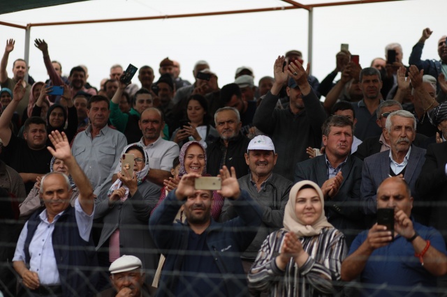 Akhisar’da daha önceden de güreş etkinliği olduğunu dile getiren vatandaşlar, Akhisar Belediye Başkanı Besim Dutlulu’nun organizasyonuyla hayata geçen etkinliğin tüm Türkiye’ye örnek olacak büyüklükte olduğunu belirterek teşekkürlerini iletti. Bu yıl, 52’si başpehlivan olmak üzere toplam 500’e yakın güreşçi Selçikli er meydanında kıran kırana mücadele etti. Güreşçileri izlemeye Akhisar ve Manisa’nın diğer ilçelerinin yanı sıra, İzmir, Balıkesir, Aydın, Denizli ve diğer illerden çok sayıda izleyici geldi.