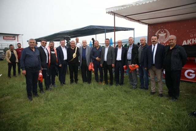 Akhisar, sporu seven ve çok başarılı sporcuların yetiştiği bir ilçe. Bildiğiniz gibi Akhisarlı Arap Mustafa ve Zeytinliovalı Rıfat Güreşen, tarihi Kırkpınar güreşlerinde başpehlivanlığa erişen başarılı sporcularımız. Bu vesileyle kendilerini saygı ve rahmetle anıyorum. Şimdi de gelecek vadeden genç sporcularımız yetişiyor ve başarılarıyla her geçen gün bizleri gururlandırıyorlar. Biz de onları desteklemek için elimizden geleni yapıyoruz. 
Güreşin bizde ayrı bir yeri var. Halkımız da bu sporu çok seviyor. Biz de halkımızın bu isteğini en iyi şekilde karşılamak için elimizden geleni yapıyoruz. Bugün de çok keyifli müsabakalar izledik, Akhisarlı güreş severlerin de çok güzel bir gün geçirdiğini düşünüyorum. Türkiye’nin birçok yerinden insanları ağırladık. Emeği geçen, katılan herkese çok teşekkür ediyorum.”


Güreş severlerin büyük ilgi gösterdiği güreş müsabakalarında Ertuğrul Dağdevrien, Çağlak güreşlerinin finalinde rakibi Ali Gürbüz’ü yenerek başpehlivan oldu.  Başpehlivanlıkta üçüncüler ise Akhisarlı Süleyman Başar ile Okan Acar  oldu. Bu yılki güreş müsabakalarını ağası ise 3 yıldır olduğu gibi yine iş insanı Hacı Serdar Sunma oldu.

564. Akhisar Çağlak Yağlı Güreşleri’ne Akhisar Kaymakamı Murat Kütük, Akhisar Cumhuriyet Başsavcısı Sebahattin Erkaya, Saruhanlı Belediye Başkanı Zeki Bilgin, Akhisar eski belediye başkanlarından Ahmet Dutlulu, Akhisar Belediye Başkan Yardımcıları Ekrem Kayserili ile Bedri Türk, belediye meclis üyeleri, siyasi partilerin ilçe başkanları ve çok sayıda vatandaş katıldı.
