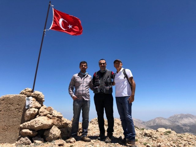 Bu tür endemik doğal bir miras 
 	Bakır Kazteresinin bu bulunan yeni popülasyonunda, 2490-2750 metre rakımlar arasında yayılış gösterdiği, yaklaşık olarak 300 civarında bireyinin bulunduğu ve özellikle aşağı rakımlarda nereyse hiç meyve oluşturmadığı sonucuna vardıklarını belirten  Doç. Dr. Hasan Yıldırım, bu türün olasılıkla polinasyon zamanında tozlaştırıcı canlılara yönelik bir sıkıntının olabileceği, bununda küresel iklim değişikliği ile oldukça ilintili olduğunu ve bu nedenle ilk keşfedildiği alanda yok olmuş olabileceğinin altını çizdi. Doç. Dr. Yıldırım, bu türün ülkemizin endemik doğal bir mirası olduğunun,  yeniden bulunmuşken neslinin tamamen yok olmaması için acilen bir tür eylem planının devreye sokulması ve gerekli koruma çalışmalarına bir an önce başlanması vurgusunu yaptı.