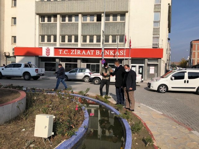 İl genelinde sorumluluk alanında bulunan yeşil alanların bakımının yanı sıra yeni yeşil alanların oluşturulması ve ağaçlandırma çalışmalarına ağırlık veren Manisa Büyükşehir Belediyesi, Saruhanlılı vatandaşlardan gelen talepler üzerine ilçede incelemelerde bulundu. Manisa Büyükşehir Belediyesi Kent Estetiği ve Mezarlıklar Dairesi Başkanı Hakan Göktaş, Saruhanlı Muhtarlık İşleri Şube Müdürü Serdar Özgedik ile birlikte Saruhanlı meydanındaki üzüm heykeli çevresi, Uğur Mumcu Parkı ve şehitlikte incelemelerde bulundu.