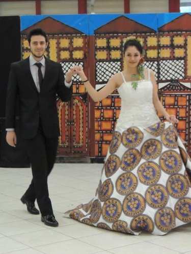 Bugün öyle güzel bir etkiliğe gittim ki mutluluktan, sevgiden ayağım yerden kesildi. Protokol yoktu, sanatçı kaprisi yoktu. Özel kardeşlerimizin poşet, maske, ilaç kutusu, plastik şişe gibi atıklardan yaptıkları muhteşem kıyafetlerden oluşan ve kendileri tarafından düzenlenen muhteşem defilede sadece güzellik ve bu güzelliği yaratanlar vardı. Onları ayakta alkışlarken ellerim acıdı, günün mimarları Mikrop Hikmet, Harun Cici ve özel kardeşlerimize sarılırken sevgi seline kapıldım. ”Farkında Ol, Farkındalık Yarat Geri Dönüşüm Defilesi” Şirinyer Nikah Dairesi'nde  gerçekleşti. Ev sahibi Egeteko Başkanı Tülay Yenici'ydi. Gerek etkinlikle ve gerekse konukları ile başından sonuna kadar ilgilendi. Gelelim etkinliğe; Harun Cici’nin koordinasyonunda engelli kardeşlerimiz atıklardan yapılan giysileri ile boy gösterdiler podyumda. Mikrop Hikmet adı sadece “İyilik” olan bir özveri ile hem sunuculuğunu yaptı, hem de şarkıları ve danslarıyla güne damgasını vurdu.
Kına Gecesi ritüelini öyle güzel canlandırdılar ki, sanki düğündeyim. Ardından engelli Osman Dürdane Toktaş ve yine engelli doğan bebeleri Meryem'in sahnedeki nikahların tanıklık ettik. Atıklardan oluşan gelinlikleriyle, ellerine yakılan kınalarıyla salonu dolduranlarla birlikte “Gelin Çiçekleri”ni atarken sanki o anı yaşar gibiydim.
Hele hele muhteşem finalde hep bir ağızdan Türk Bayrakları eşliğinde söylenen İzmir Marşı'na eşlik etmek tüylerimi diken diken yaptı.
Bugün sadece sevgiye, iyiliğe, güzelliğe tanıklık ettik. ESAT ERÇETİNGÖZ