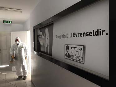 Turgutlu Belediyesi korona virüs salgını ile mücadele kapsamında faaliyetlerine ara veren ve normalleşme süreciyle yeniden hizmete açılan alanların dezenfekte işlemlerini gerçekleştiriyor.