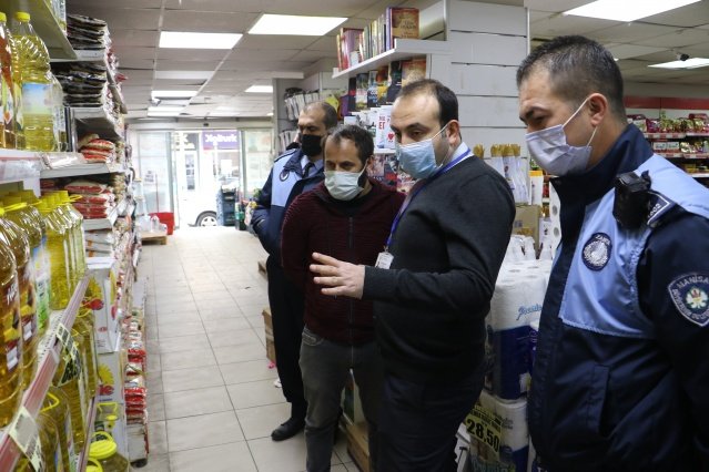 Bu kapsamda, Büyükşehir Belediyesi Zabıta Dairesi Başkanlığı ekipleri, Ticaret İl Müdürlüğü denetmenleriyle birlikte kent merkezinde hizmet veren marketlerde, gıda ve temel tüketim ürünlerine yönelik haksız fiyat artışı denetimi yaptı.