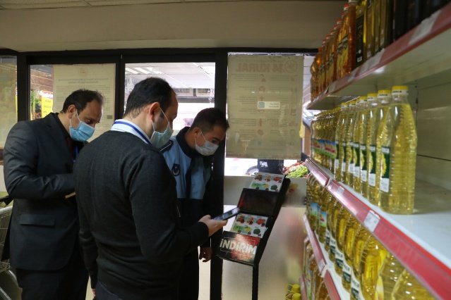 Manisa Büyükşehir Belediyesi Zabıta Dairesi Başkanlığı ekipleri, Ticaret İl Müdürlüğü denetmenleriyle birlikte kent merkezinde hizmet veren marketlerde gıda ve temel tüketim ürünlerine yönelik haksız fiyat artışı denetimi yaptı.