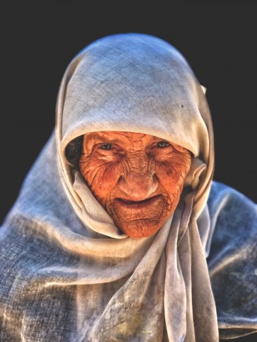 İlk çektiği fotoğrafın vasat olduğuna değinen, sosyal medya da Portreavcısı ismiyle tanınan Ozan Engin Sürel, "İlk fotoğrafım, fotoğraf makinemi aldığım akşam evde çektiğim oğlumun oyuncaklarından biriydi. Bir sanat eseri ortaya çıkacağını düşünerek, güzel bir kompozisyon hazırladım ve fotoğrafı çektim. Sonuç tam bir felaketti.. Patlamış ışıktan, oyuncağın ne olduğu bile belli olmuyordu. Oyuncak duruyor, fotoğrafı sildim." ifadelerine yer verdi.