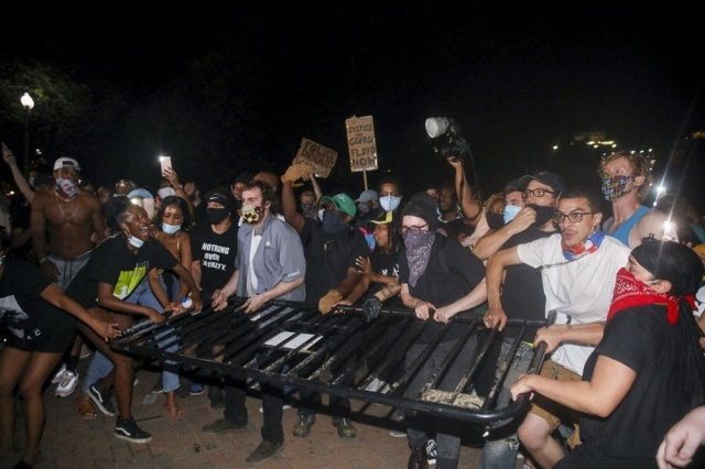 Salı gününden beri ülke genelinde süren Floyd protestolarında, göstericilerle polis karşı karşıya geldi, çatışmalarda polis araçları yakılırken, onlarca kişi gözaltına alındı.
Protestolarda göstericiler "siyahların hayatı değerlidir", "beni vurma" ve "nefes alamıyorum" şeklinde sloganları atarken, polis şiddetini kınayan pankartlar taşıdılar.
Cumartesi akşamı ülkedeki en az 8 eyalette, destek için Ulusal Muhafız birliklerinin göreve çağrıldığı belirtilirken 16 eyaletteki 25 şehirde gece sokağa çıkma yasağı ilan edildi.