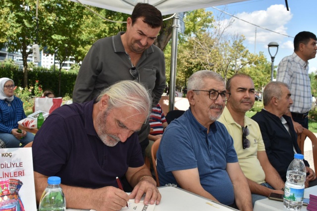 Manisa Gördesliler Kültür ve Dayanışma Derneği, Gördesli Yazarları imza günü için bir araya getirdi. İmza günü öncesinde Gördesli Yazarlar, kahvaltıda buluştular. Yazarlar kahvaltı eşliğinde sohbet ettiler.