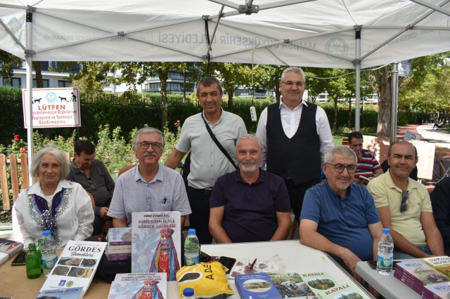 “Gördesli Yazarlar” Manisa Kitap Fuarı’ndaki imza gününde okurlarıyla buluştu. Gördesli Yazarlar, Manisa Gördesliler Kültür ve Dayanışma Derneğinin organizasyonuyla 7. Manisa Kitap Fuarına katıldılar. Gördesli Yazarlar, kitaplarını okurları için imzaladılar.