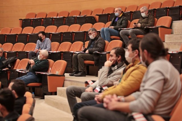 Yaklaşık 2 saat süren gazetecilerle buluşma toplantısı Başkan Dutlulu’nun yeni yıl dilekleri ile son buldu. ‘2021 yılının Akhisar için, geçtiğimiz yıllardan çok daha güzel olması en büyük dileğimdir’ diyen Başkan Dutlulu, “Özlediğimiz güzel ve sağlıklı günlere kavuşmak dileğiyle, tüm Akhisarlıların yeni yılını şimdiden kutlarım” dedi.