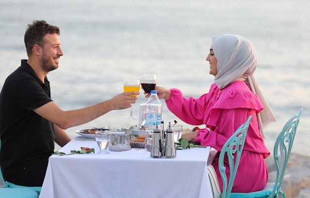 Bayraklı Belediyesi Anıt Kır Düğün alanında Haziran ayında dünya evine girdiği gün olumsuz hava koşulları nedeniyle eğlencesi yarıda kalan genç çifte Bayraklı Belediye Başkanı Serdar Sandal, jest yaptı. Aşırı yağmur nedeniyle yarıda kesilen ve davetlilerin dağılmak zorunda kaldığı düğün sonrası konudan haberdar olan Başkan Sandal, gelin ve damadı havuz restoranda ağırladı, çeyrek altın hediye etti. Sandal, “Genç çiftin aile birliğinin ve mutluluklarının daim olmasını diliyorum” dedi.