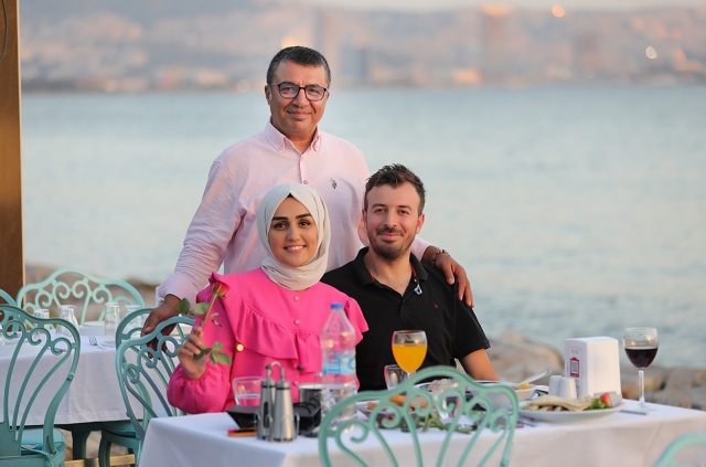 Bayraklılı inşaat teknikeri Volkan Benzigül ve İnşaat Mühendisi Hadra Benzigül çifti, aile birliği kurmak üzere Bayraklı Belediyesine başvurarak 8 Haziran 2023’te Anıt Kır Düğünü alanı için organizasyon rezervasyonu yaptırdı. Düğün günü hava durumu 17:00-18:00 saatleri arasında yağmurlu gösteriyordu ancak 22:00’a kadar yağış olmadı ve eğlence devam edebildi. O saatten sonra aniden fırtınayla birlikte başlayan şiddetli yağmur takı merasimine geçileceği sırada düğünün yarıda kesilmesine sebep oldu. Davetliler buldukları kapalı alanlara sığındı ve sonrasında dağılmak zorunda kalındı. Genç çift, aileler ve davetliler büyük üzüntü yaşadı. Sonrasında konuyu duyan Bayraklı Belediye Başkanı Serdar Sandal, hemen harekete geçti. Genç çifti Havuz Restoranda akşam yemeğinde ağırlayan Sandal, gelin ve damada birer de çeyrek altın armağan etti. Hediyelerini Başkan Sandal’ı temsilen Bayraklı A.Ş. Yönetim Kurulu Başkanı Gaffar Akkel takdim etti.