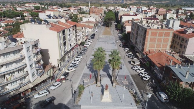 Başkanımız Sayın Cengiz Ergün’ün talimatları doğrultusunda Ağustos ayının ortalarında çalışmalara başlamıştık. Yaklaşık 2 ay gibi kısa bir sürede cadde de çalışmalarımızı tamamladık. Aydınlatma direklerimizin montajı bitti, denemelerini yaptık. Şuanda abonelik işlemleri devam ediyor. Abonelik işlemlerinin tamamlanmasının ardından da artık aydınlatmaları yakacağız. Güzel bir caddeyi Gölmarmara ilçemize kazandırmış olacağız” dedi.