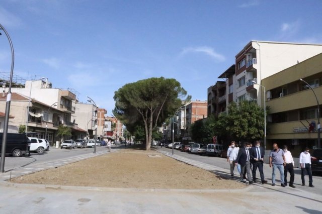 Manisa Büyükşehir Belediyesi, Gölmarmara ilçesi Atatürk Bulvarı’nda değişim çalışmalarını tamamladı. MASKİ Genel Müdürlüğü’nün yürüttüğü alt yapı çalışmasının ardından hızla üst yapı çalışmasına başlayan Manisa Büyükşehir Belediyesi, bulvarı yepyeni bir görünüme kavuşturdu. Modern bir görünüme kavuşan bulvarda Gölmarmara Muhtarlık İşleri Müdürü Kağan Tunçelli ile birlikte incelemede bulunan Manisa Büyükşehir Belediyesi Fen İşleri Dairesi Başkanı Uğur Topkaya, “Gölmarmara ilçemizin Atatürk Caddesinde, prestij cadde çalışmalarımızı artık noktalanırdık. Aydınlatması ve modern üst yapısı ile güzel bir caddeyi kazandırmış olduk.