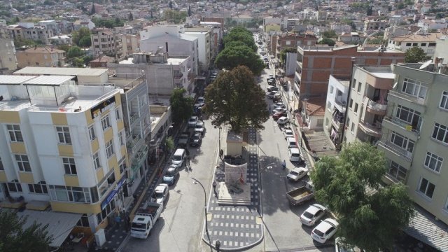 Manisa Büyükşehir Belediyesi, Gölmarmara’nın en işlek caddelerinden biri olan Atatürk Bulvarı’nda yürüttüğü prestij cadde çalışmasını tamamladı. Yenilenen üst yapısı ve aydınlatmasıyla bulvar, Gölmarmara’ya çok yakıştı.