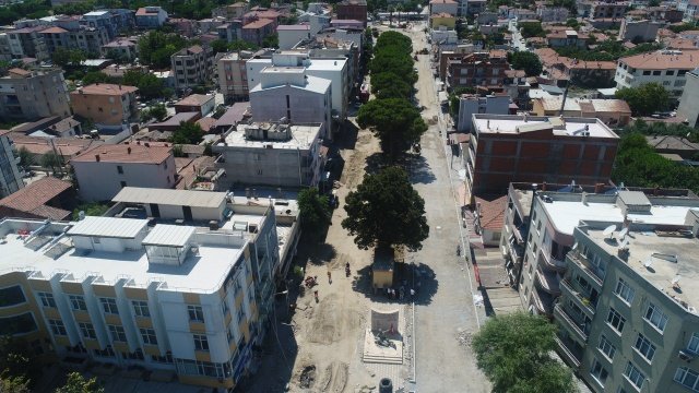 “İlçemize yakışacak, güzel bir çalışma”
Çalışmalar tamamlandığında ilçeye yakışır, güzel bir hizmet olacağını ifade eden Atatürk Mahalle Muhtarı Nalan Arı, “Çalışmalar doğalgazla birlikte başladı. Daha sonra MASKİ tarafından bütün su alt bağlantıları elden geçirildi. Kaldırım çalışmaları, yol çalışmaları, aydınlatmalarıyla güzel bir hizmet olacak. İlgilenenlere teşekkür ederiz” dedi.