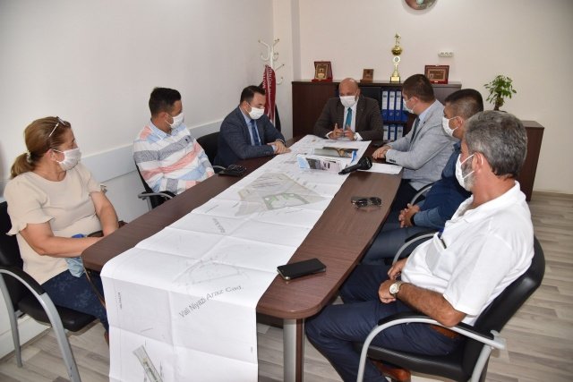 Şehre değer katan yatırımları bir bir hayata geçiren Manisa Büyükşehir Belediyesi, Gölmarmara ilçesi Atatürk Bulvarı’nda prestij cadde çalışmasına başladı. Yürütülen çalışmaları Manisa Büyükşehir Belediyesi Genel Sekreter Yardımcısı Ali Öztozlu, Fen İşleri Dairesi Başkanı Uğur Topkaya, Yol Yapım ve Onarım Dairesi Başkanı Kurtuluş Kuruçay, Gölmarmara Muhtarlık İşleri Şube Müdür Vekili Kağan Tunçelli, Atatürk Mahalle Muhtarı Nalan Arı birlikte inceledi.